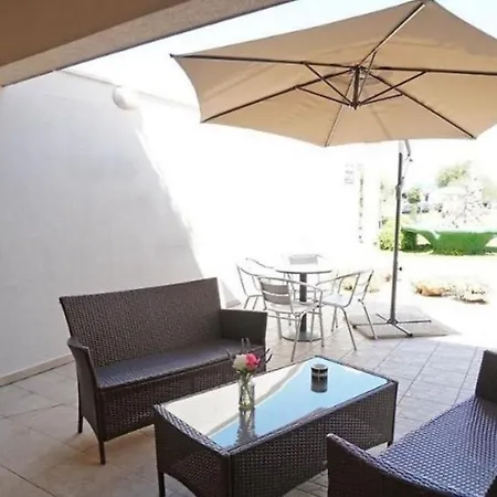 Pensionat With Parking Lulic