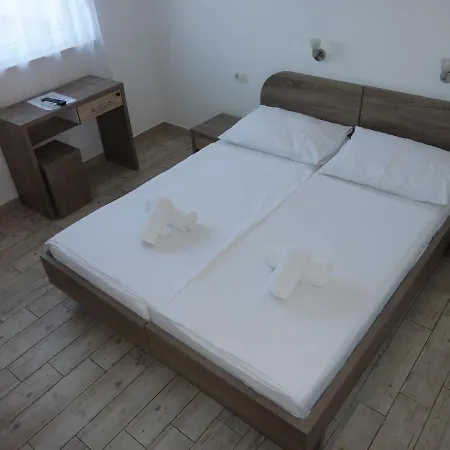 Pensionat With Parking Lulic