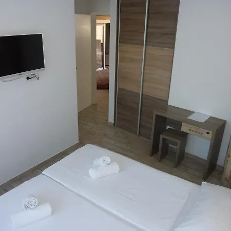 Pensionat With Parking Lulic