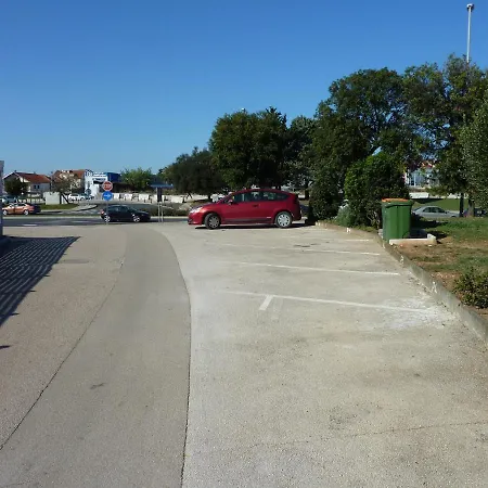 Pensionat With Parking Lulic